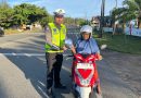Personel Unit Kamsel Satlantas Polres Aceh Jaya Bagikan Brosur Keselamatan Berlalu Lintas kepada Pengguna Jalan
