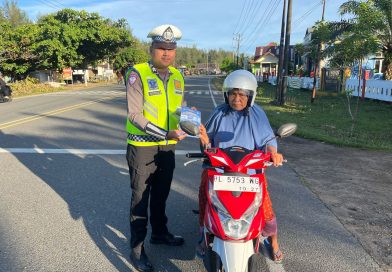Personel Unit Kamsel Satlantas Polres Aceh Jaya Bagikan Brosur Keselamatan Berlalu Lintas kepada Pengguna Jalan
