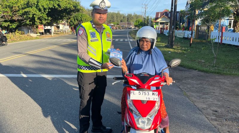 Personel Unit Kamsel Satlantas Polres Aceh Jaya Bagikan Brosur Keselamatan Berlalu Lintas kepada Pengguna Jalan